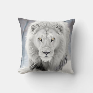Almofada Majestoso Leão Branco em Design de Paisagem Invern