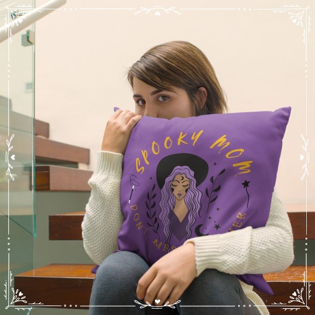 Almofada Mamãe Spooky não se meta com ela (Spooky Mom: Don't Mess with Her Cover from The Beekeeper Store)