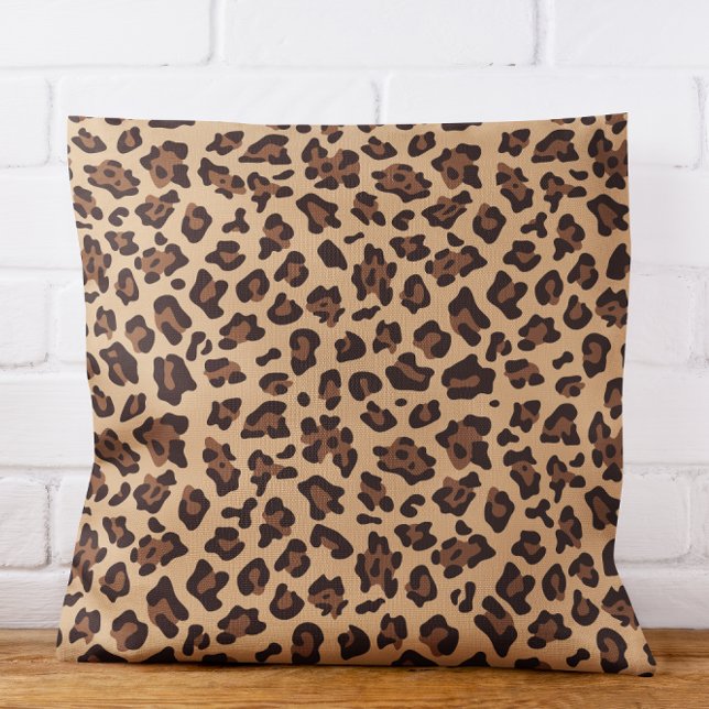 Almofada Manchas de leopardo modernas bege e marrom (Modern Tan and Brown Leopard Spot Outdoor Pillow)