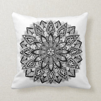 Almofada Mandala da flor preto e branco