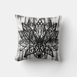 Almofada Mandala de Lótus Celta – Preto e Branco Minimalist