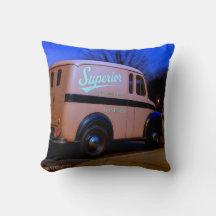 MÃO NO DUSK. CAMINHO DE ENTREGA SUPERIOR DE LEITE.