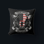 Almofada Marca Personalizada Americana Veterana Orgulhosa V<br><div class="desc">Personalizado Veterano Americano Orgulhoso Vet USA Flag com Soldados com Armas de Fogo e Design de Bandeira Americana. Personalizado com seu nome,  texto personalizado e local! Presente perfeito para aquela pessoa especial na sua vida!</div>