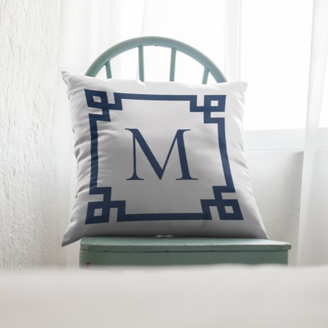 Almofada Marinho Azul Monograma de Borda Chave Grega (Create your own monogrammed Greek Key border square throw pillow.)