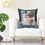 Almofada Marinho moderno azul| Foto | Travesseiro decorativ<br><div class="desc">Crie um sotaque acolhedor e na moda com este travesseiro decorativo azul-marinho moderno. Apresentando uma foto da sua escolha e do seu nome familiar, este travesseiro adiciona um toque pessoal e elegante a qualquer sala de estar, quarto ou espaço familiar. A fronteira rica com o marinho lhe dá um sentimento...</div>