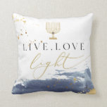 Almofada Marinho Watercolor Menorah Live Love Hanukkah<br><div class="desc">Este travesseiro decorativo de Chanucá apresenta um mancha de marinho de aquarela,  ouros de folhas e uma menorah dourada. Edite o plano de fundo para corresponder ao decoro doméstico e use para o festival de luzes.</div>