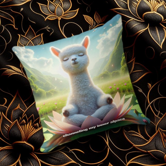 Almofada Meditação de Cute Alpaca no Lotus Pad, no lago (Cute Alpaca Meditating on Lotus Pad in Mountain Meadow Lake Cover Photo)