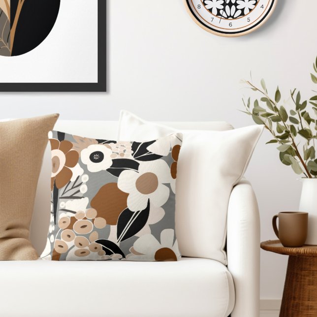 Almofada Meio século Retroativo Floral Moderno (Add a touch of retro floral elegance to your living space with our Wild on Flowers throw pillow. )