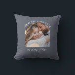 Almofada Melhor combinação de fotos de arpão presente de ca<br><div class="desc">Melhor juntos anunciar o casamento de fotos de arco e travesseiro de presente. Design azul escuro moderno elegante.</div>