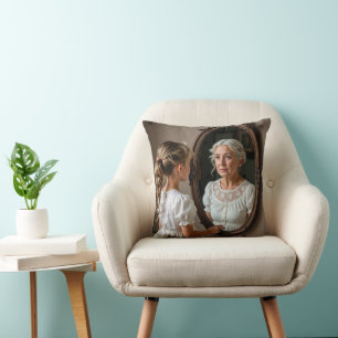 Almofada Menina olhando para o Reflexão da Velha