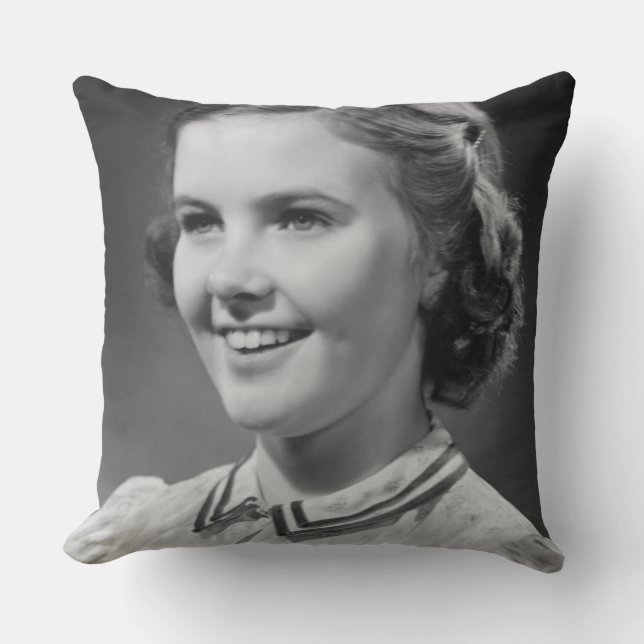 Almofada Menina que levanta no estúdio (Frente)