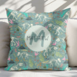 Almofada Meninos Legal Monogramas de padrão fóssil de dinos<br><div class="desc">Este design de travesseiro decorativo personalizado legal apresenta um padrão fóssil de dinossauro azul e verde, com plantas Jurássicas, ossos de esqueleto Dino e outras ilustrações arqueológicas. Também há espaço para você adicionar seu nome e monograma aos garotos na tipografia quimética. O presente temático perfeito para dinossauros para qualquer entusiasta...</div>