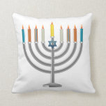Almofada Menorah de Hanukkah<br><div class="desc">Menorah de Hanukkah. cronometre a laranja" personalizam-na" botão para personalizar o modelo mudando a cor do fundo, se desejado. Personalize adicionando o texto pessoal do nome, das iniciais ou dos cumprimentos de Hanukkah, como desejado</div>
