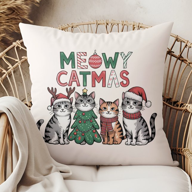 Almofada Meowy Catmas Cute Christmas Cats - Holiday Decor (Meowy Catmas Cute Christmas Cats - Holiday Decor Throw Pillow in a boho rattan armchair.)