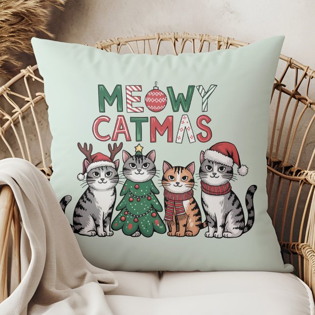 Almofada Meowy Catmas Cute Christmas Cats - Holiday Decor (Meowy Catmas Cute Christmas Cats - Holiday Decor Throw Pillow in a boho rattan armchair.)