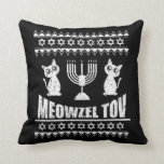 Almofada Meowzel Tov Chanukah, dono judeu do gato Hanukkah<br><div class="desc">Excelente Meowzel Tov Hanukah abençoando presente para um amante do Bar Mitzvah Cat. Também uma roupa de Chanukah excelente para celebrar o festival das luzes. Engraçado Hanukah Pijama com os dois pratos e a menorah.</div>
