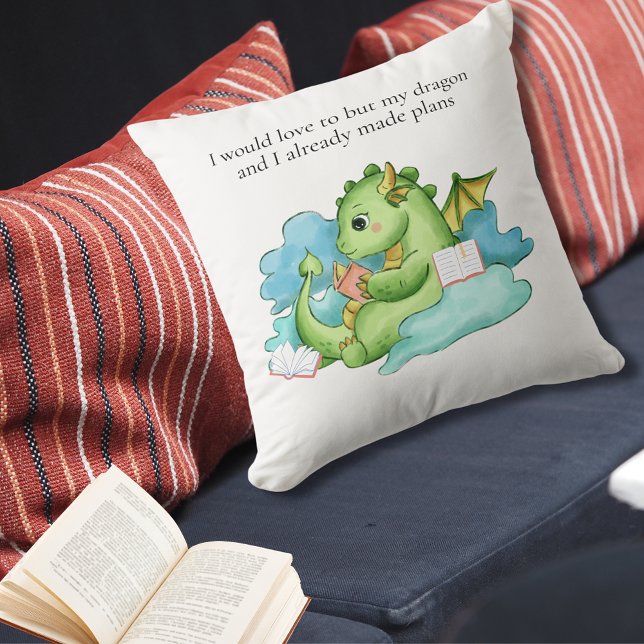 Almofada Meu dragão e eu fizemos planos (baby dragon reading throw pillow, humor for introverts)