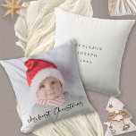 Almofada Meu Primeiro Script De Natal Nome De Foto Do Bebê<br><div class="desc">Meu Primeiro Ano De Foto Do Bebê No Script De Natal. Um roteiro divertido para o Meu Primeiro Natal e fácil de personalizar com o nome do seu bebê e o ano do outro lado e substituir a foto da amostra na frente por sua. Uma camada de camada de gradiente...</div>
