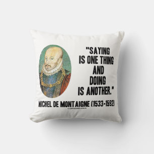 Almofada Michel de Montaigne dizendo uma coisa fazendo outr