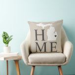 Almofada Michigan Home Beige and Cinza Custom City Heart<br><div class="desc">O travesseiro na moda de boas-vindas apresenta um design de tipografia com texto "Home" e mapa do estado de Michigan. O marcador de cidade do coração preto suave / onyx pode ser posicionado sobre a cidade onde você mora via Personalizar. Cor bege, preto suave e branco. Um padrão de listras...</div>