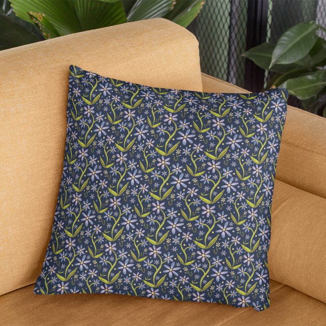Almofada Midnight | Dancing Watercolor Daisies (A watercolored dancing daisies floral pattern in rich midnight blues and soft purples.)