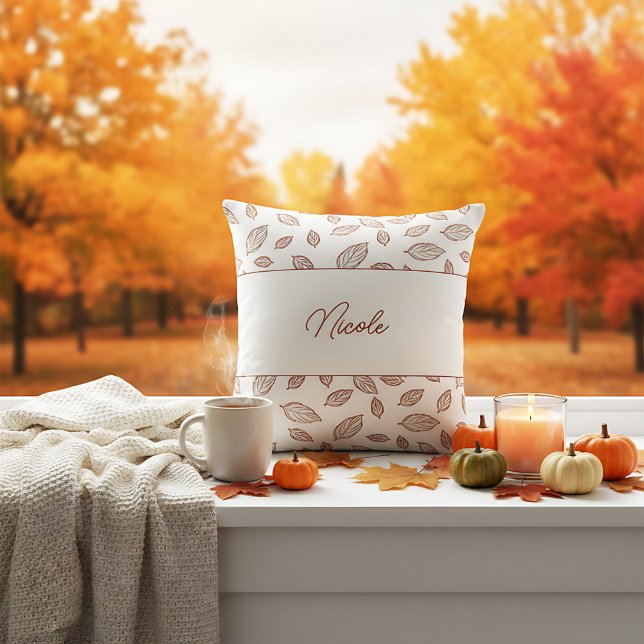 Almofada Mínima queda personalizada de folhas agrícolas (A cozy farmhouse pillow with a fall theme, featuring a white background and scattered brown leaves.)