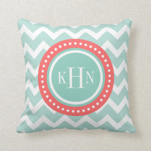 Almofada Mint e Coral Chevron Monograma