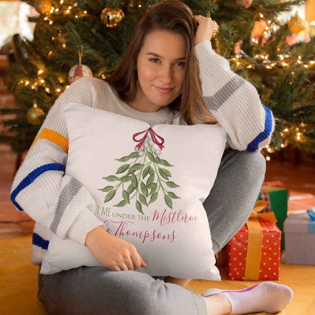 Almofada Mistura de Feliz de Mola Verde-Cura de Natal (Meet me under the mistletoe holiday throw pillow.)