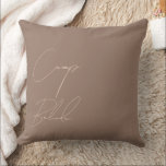 Almofada Mocha Mousse, Noiva do Campo Personalizado<br><div class="desc">Adicione um toque de elegância aconchegante à celebração da sua solteira com este travesseiro personalizado de Camp Bride em Cor do ano 2025 Mocha Mousse. Apresentando o texto do script do na moda Cream Tan, este travesseiro é uma obra perfeita de manutenção ou decoração para celebrações noivas rústicas e inspiradas...</div>