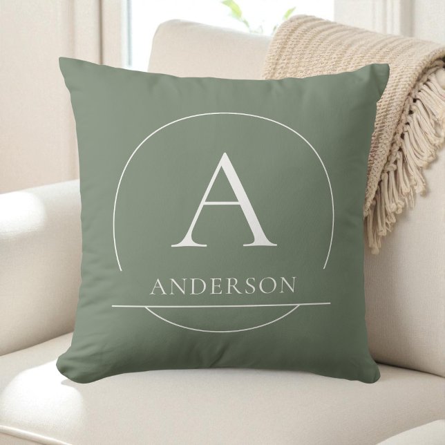 Almofada Modern Sage Green Simple Family Name Monogram (Modern Sage Green Simple Family Name Monogram Throw Pillow)