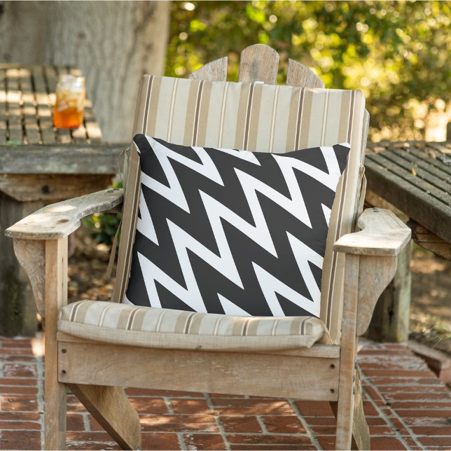 Almofada Modern Zig Zag Black & White Garden Decor  (Modern Zig Zag Black & White Garden Decor Outdoor Pillow)