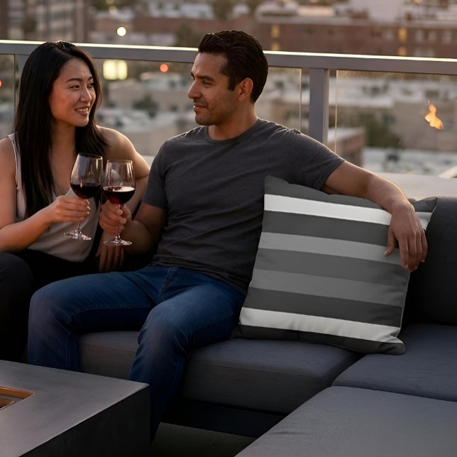 Almofada Moderna Linear | Carbono & Obsidiana (Lifestyle Shot (outdoor fabric))