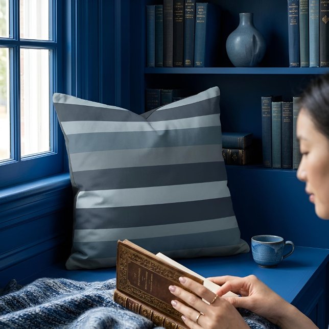 Almofada Moderna Linear | Slate & Nordic Sea (Lifestyle Shot)