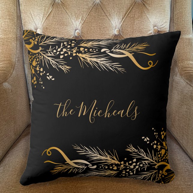 Almofada Moderno Dourado Nome da Família Negra Feliz Natal (Personalize with Family Name Elegant Unique Golden Pine Berry Original Merry Christmas pillow.)