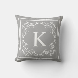 Almofada Moldura Decorativa Cinza e Branco com Monograma Pe
