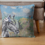 Almofada Monet Cliff Walk & Black Horse Compilation<br><div class="desc">Belo travesseiro decorativo apresenta o Cliff Walk de Monet em Pourville como um fundo para um cavalo preto de aquarela com cobertura de retrato da coroa floral.</div>