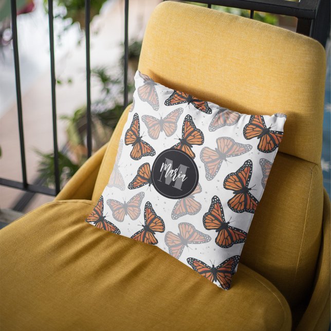 Almofada Monograma Bonito Borboletas da Natureza (Cute monogram butterfly throw pillow with personalized nature-inspired design.)