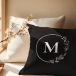 Almofada Monograma branco preto Frasto floral personalizado<br><div class="desc">Adicione um toque de elegância à sua decoração caseira com nosso travesseiro decorativo personalizado do Monograma Branco Negro. Esta na moda combina monogramas clássicos com um design floral contemporâneo, criando uma adição de eterno a qualquer espaço vivo. Feito de materiais de alta qualidade, cada travesseiro é macio, confortável e construído...</div>