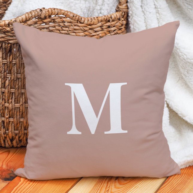Almofada Monograma Branco Rosa Cor Editável (Editable Color Blush Pink White Monogram Throw Pillow)