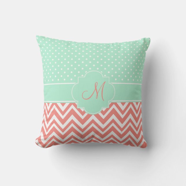 Almofada Monograma Coral Chevron com Padrão de Bolinhas da  (Frente)