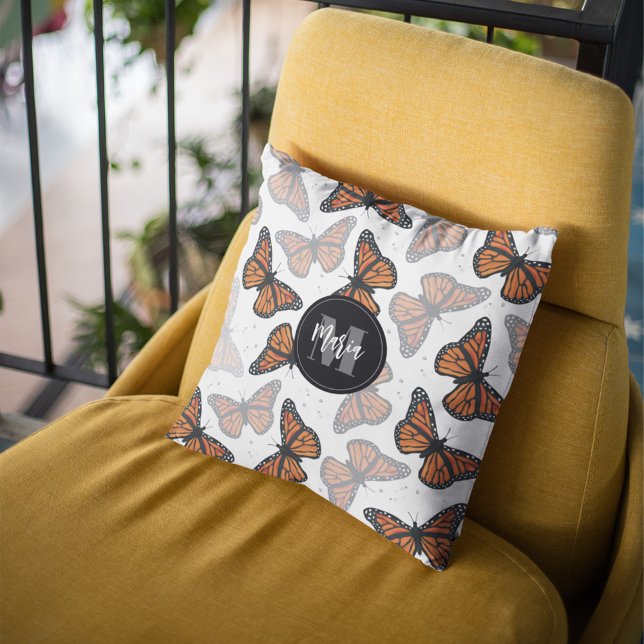 Almofada Monograma da Borboleta Monarca Elegante Moderna (Elegant monarch butterfly monogram throw pillow with personalized nature design.)