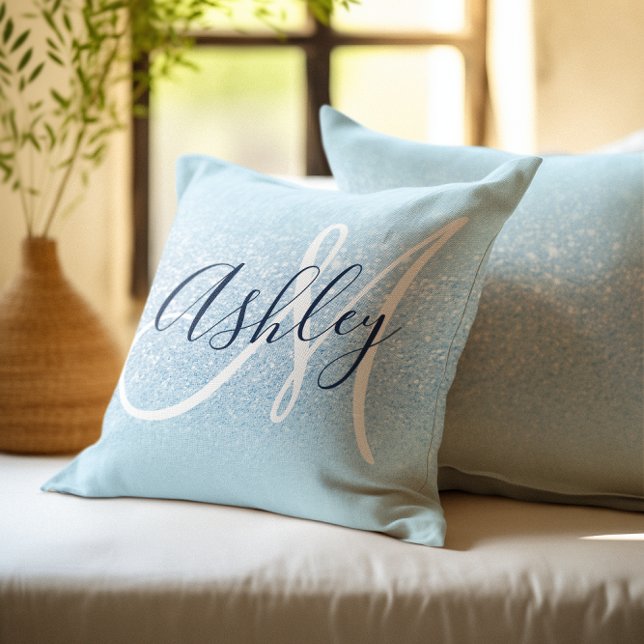 Almofada Monograma da Glitter de Mão Azul Pastel (Pastel Blue Edge Ombre Glitter Monogram Throw Pillow)