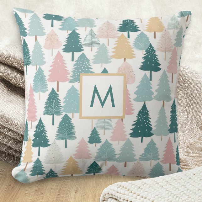 Almofada Monograma de Árvores de Natal da Floresta Russa Mo (A monogrammed throw pillow with Christmas pine trees pattern in pastel colors)