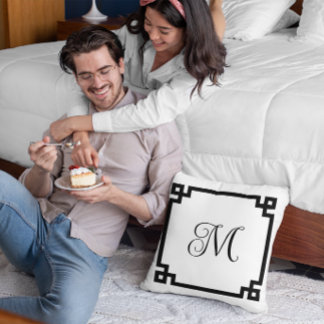 Almofada Monograma de Borda Chave da Grécia Negra