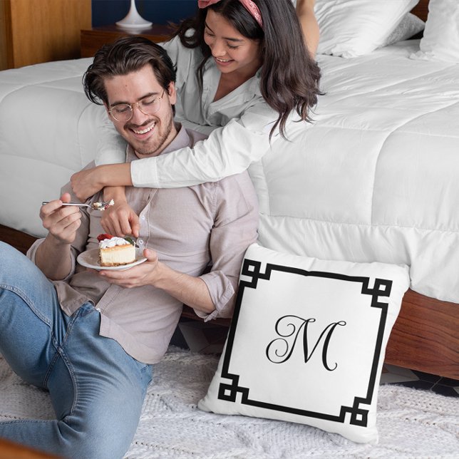 Almofada Monograma de Borda Chave da Grécia Negra (Create your own monogrammed Greek Key border square throw pillow.)