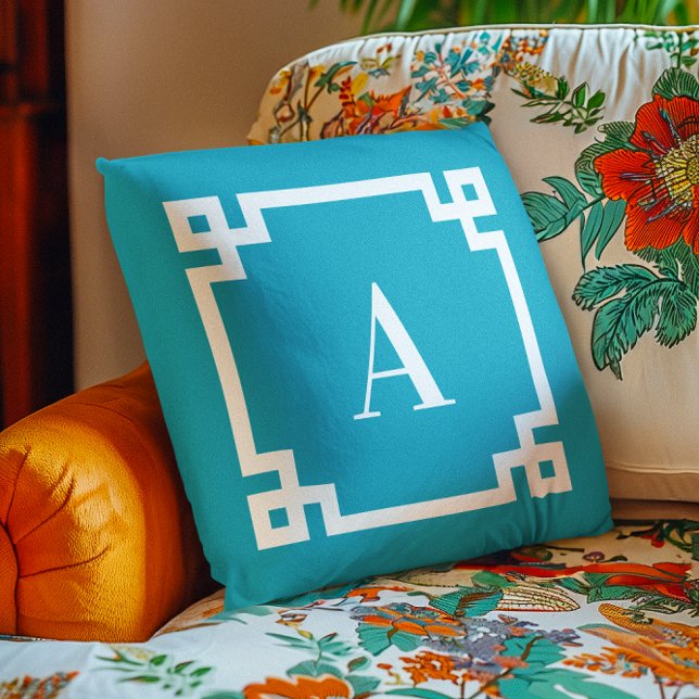 Almofada Monograma de Bordas-Chave Grego Azure e Branco (Azure and White Greek Key Border Monogram Outdoor Pillow)