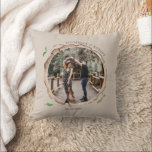 Almofada Monograma de Casamento de Fotografias com Fatia de<br><div class="desc">Foto personalizada rodeada por uma moldura decorativa fina de madeira e emparelhada com uma fonte simples e elegante que você pode personalizar facilmente. Procure na nossa loja mais itens correspondentes e entre em contato conosco se você tiver alguma solicitação especial.</div>