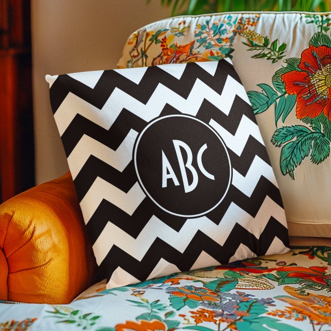 Almofada Monograma de Chevron Branco e Preto (White and Black Chevron Monogram Throw Pillow)