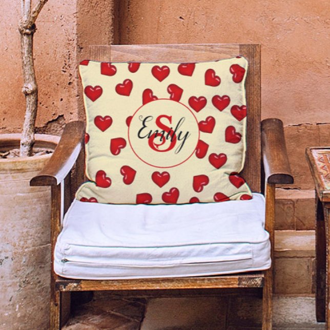 Almofada Monograma de corações vermelhos em amarelo (Criador carregado)