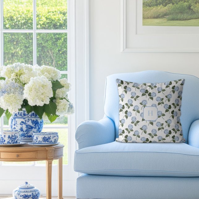 Almofada Monograma de Flor de Hortênsia Azul   (Hydrangea Bloom Blue Monogram Pillow)